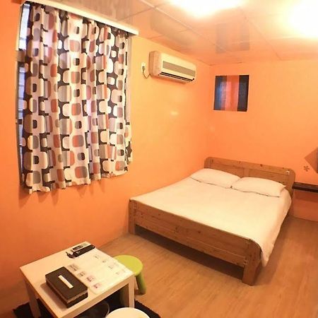 Love Hostel Tainan Buitenkant foto